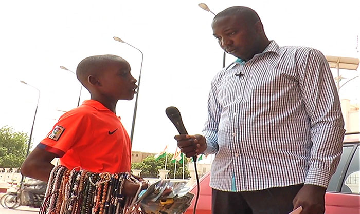 Abdoul Razak Idrissa en reportage sur le terrain