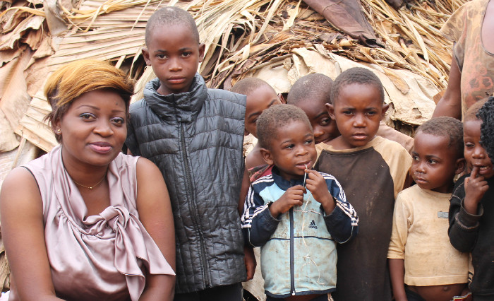 Sur le terrain, à l'Est du Cameroun, pour collecter des informations sur la scolarisation des enfants dans un campement Baka (peuple autochtone), en octobre 2021.