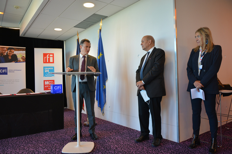 Le ministère de l’Europe et des Affaires étrangères signe un nouveau contrat d’objectifs avec CFI, l’agence française de développement des médias, qui renforce ainsi son engagement dans la lutte contre la désinformation.