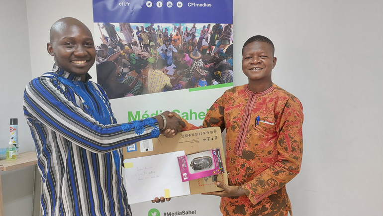 Remise du matériel à la radio Basnere de Tougouri (Burkina Faso)