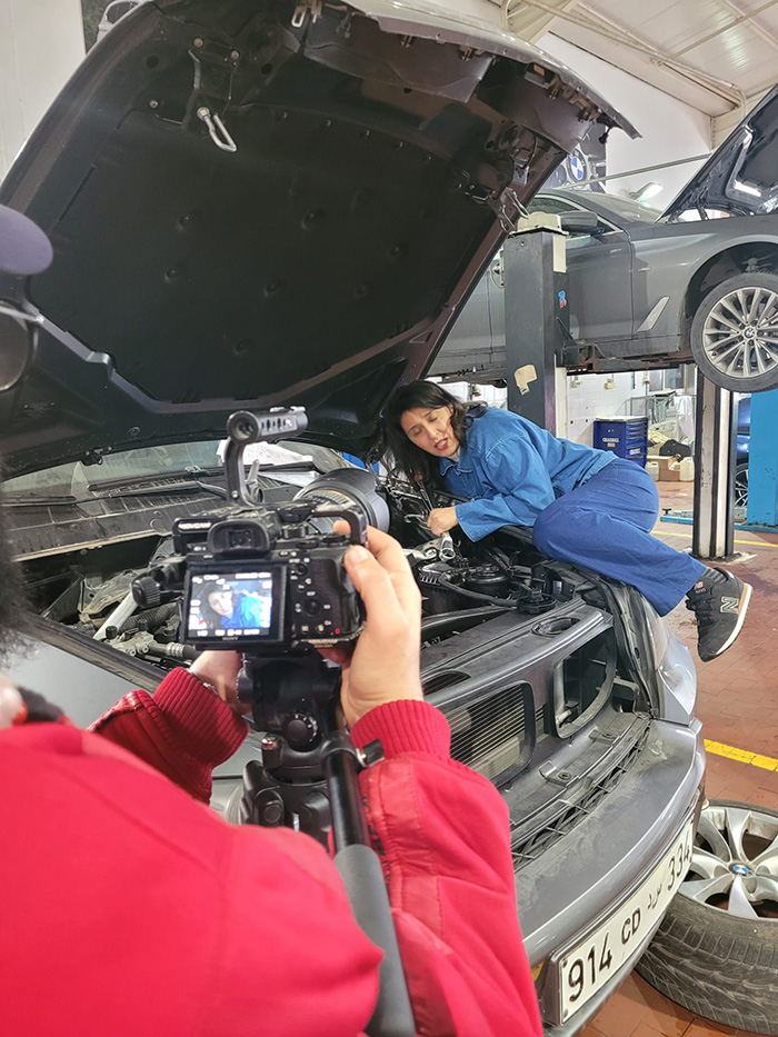 La journaliste lors du tournage du pilote éditorial à Tunis en janvier 2023