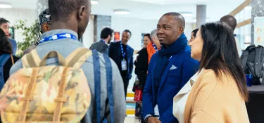 personnes debout discutant