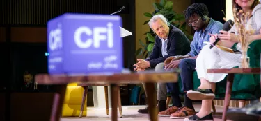 Personnes sur un plateau lors d'un débat