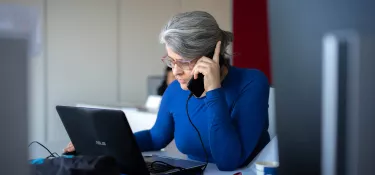 Oksana Gryshyna au téléphone