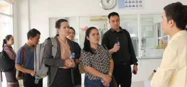 Onze journalistes et représentants du ministère de l’Information laotiens formés à la lutte contre la désinformation à Vientiane