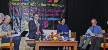 The role of the media in the fight against climate change debated in Laos