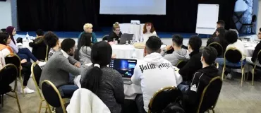 De jeunes reportrices et reporters tunisiens participent à un atelier de production de contenus innovants